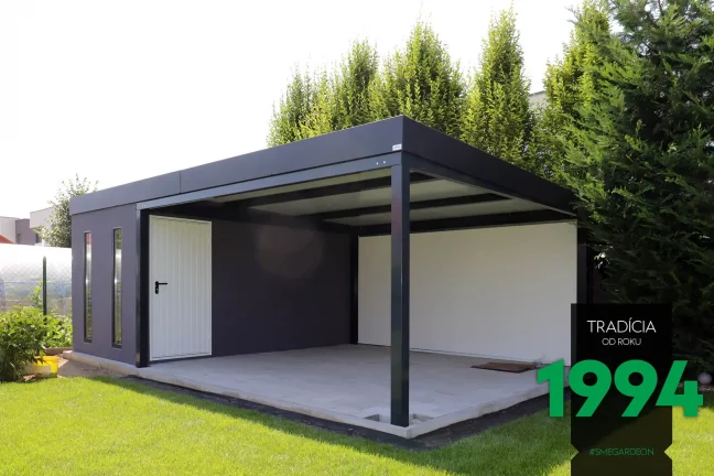 Záhradný domček s prístreškom na záhrade