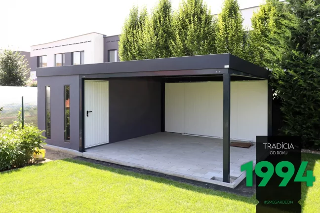 Záhradný domček so svetlíkmi a dverami spolu s prístreškom