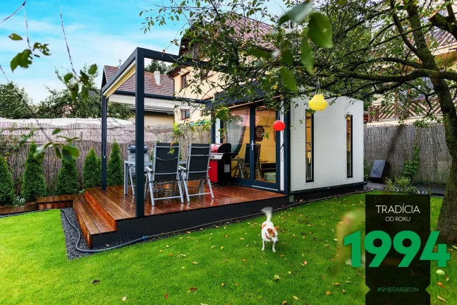 Pes v pohybe pri záhradnom domčeku