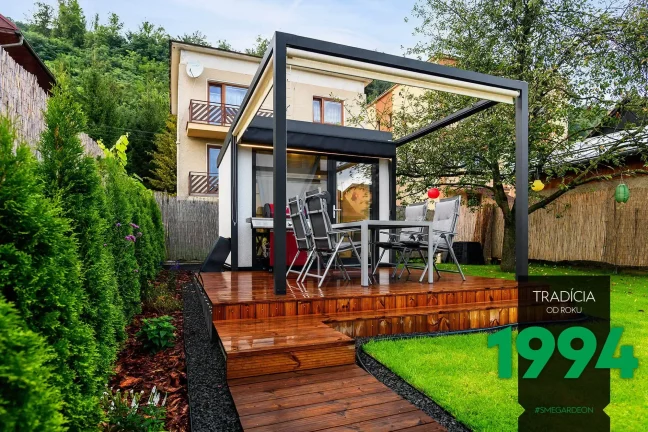 Posedenie pod prístreškom so záhradným domčekom