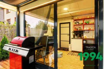 Otvorené sklenené dvere s pohľadom dovnútra záhradného domčeka