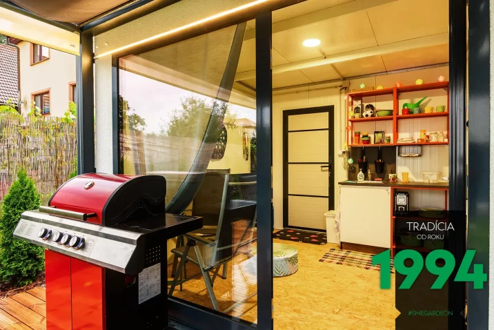 Otvorené sklenené dvere s pohľadom dovnútra záhradného domčeka