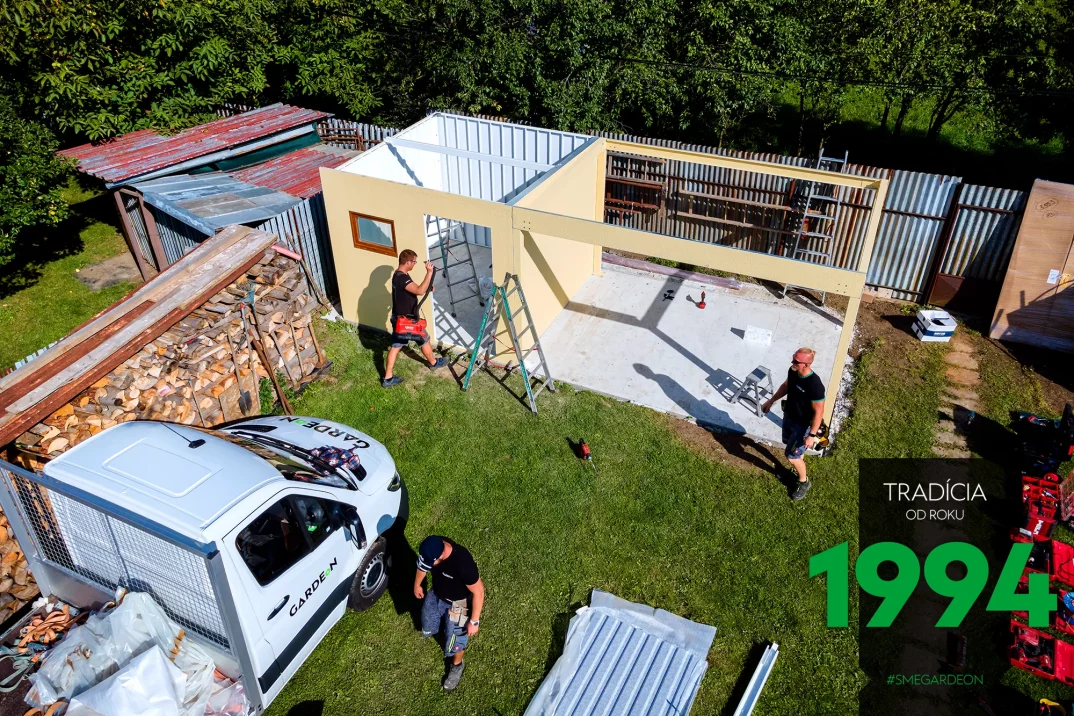 Montáž záhradného domčeka s prístreškom na záhrade