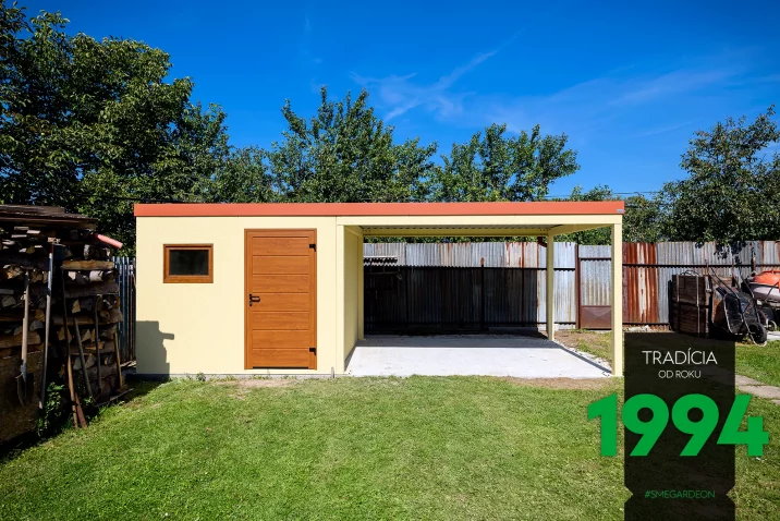 Záhradný domček s prístreškom po montáži