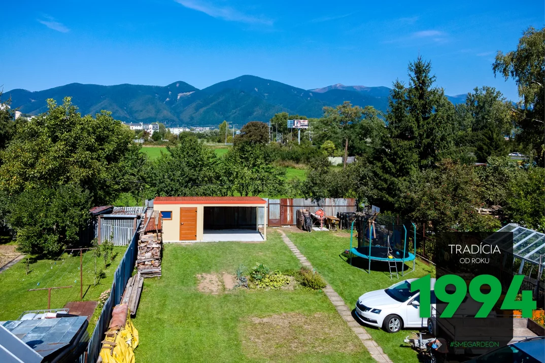 Záhradný domček s prístreškom po montáži na záhrade