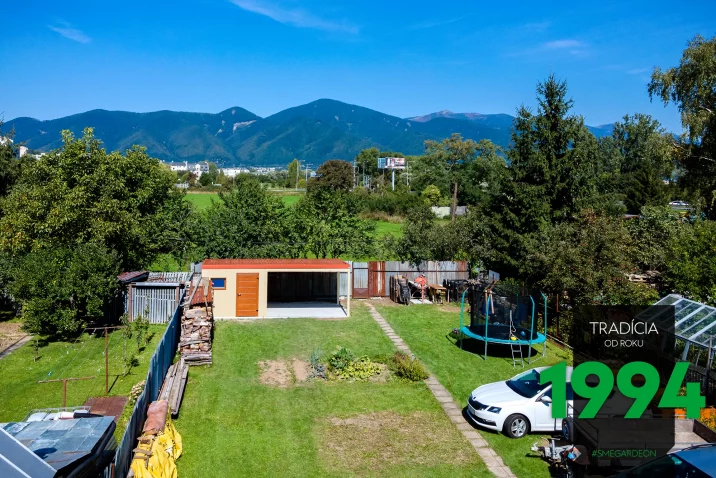 Záhradný domček s prístreškom po montáži na záhrade