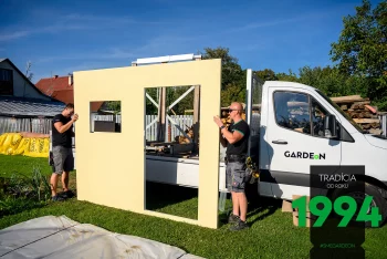 Montážnici vykladajú časti stavby z dodávky