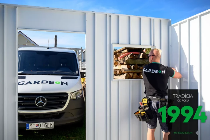 Montážnici začínajú montovať záhradný domček