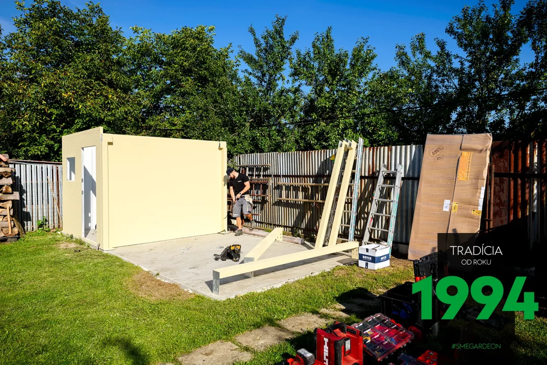 Montážnici montujú domček