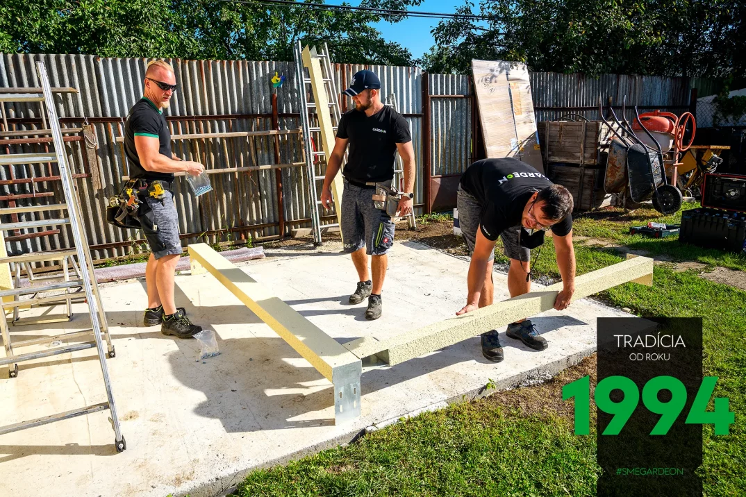 Montážnici montujú prístrešok