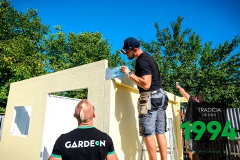 Montážnici montujú domček s prístreškom