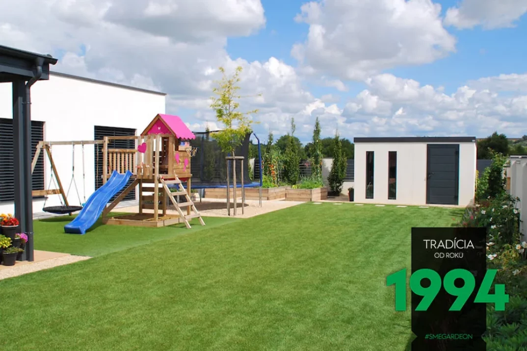 Preliezky na záhrade pri záhradnom domčeku