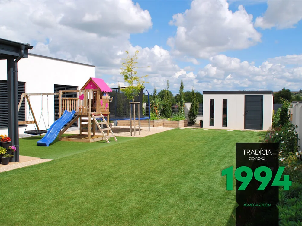 Preliezky na záhrade pri záhradnom domčeku