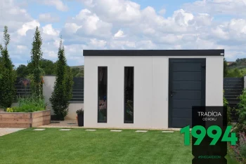 Záhradný domček v bielej omietke