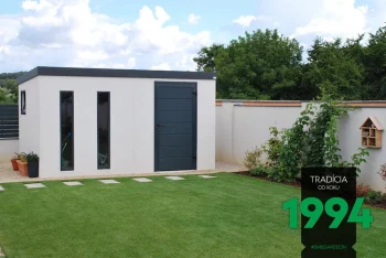 Záhradný domček v bielej omietke s antracitovými doplnkami