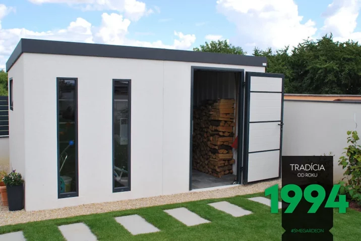 Záhradný domček na záhrade s otvorenými dverami