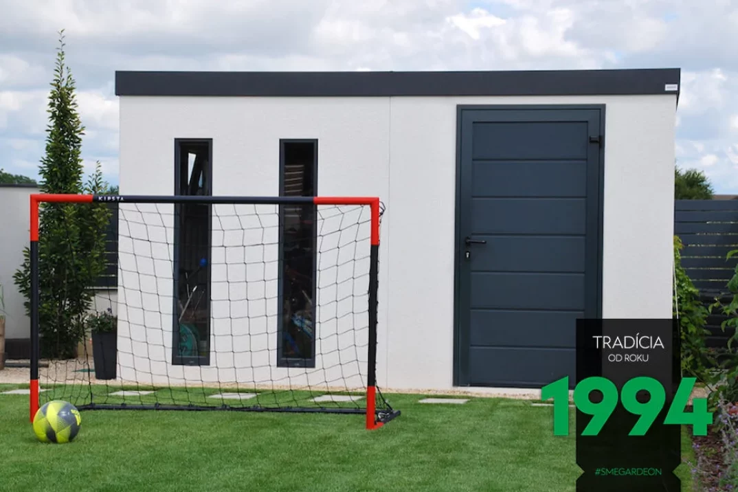 Futbalová bránka pred záhradným domčekom