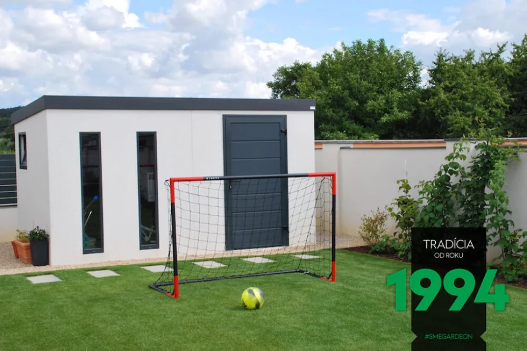 Záhradný domček s futbalovou bránou