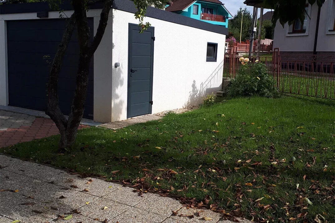 Garáž s dverami a oknom na boku