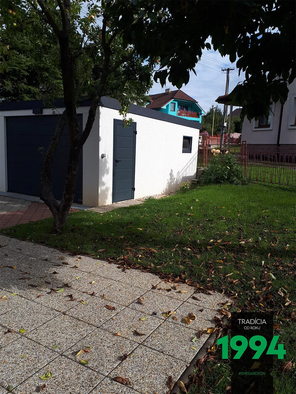 Garáž s dverami a oknom na boku