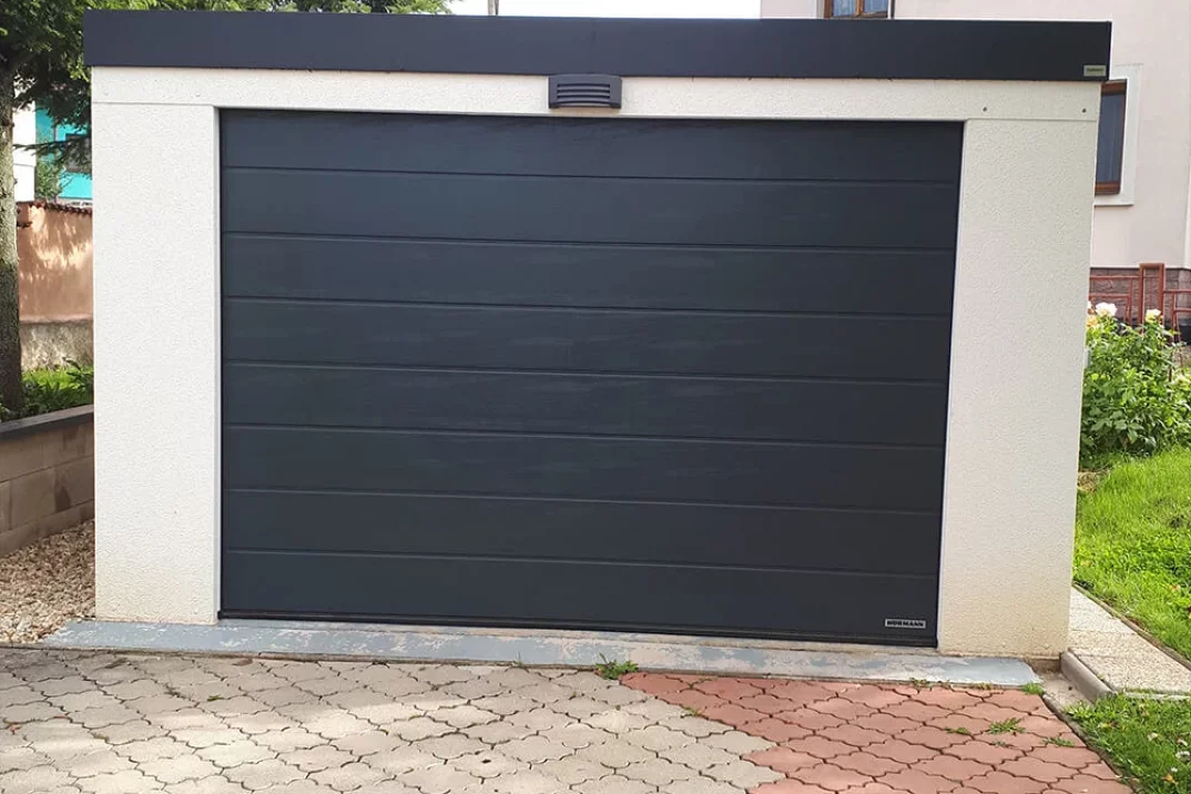 Garáž pre jedno auto v bielej omietke