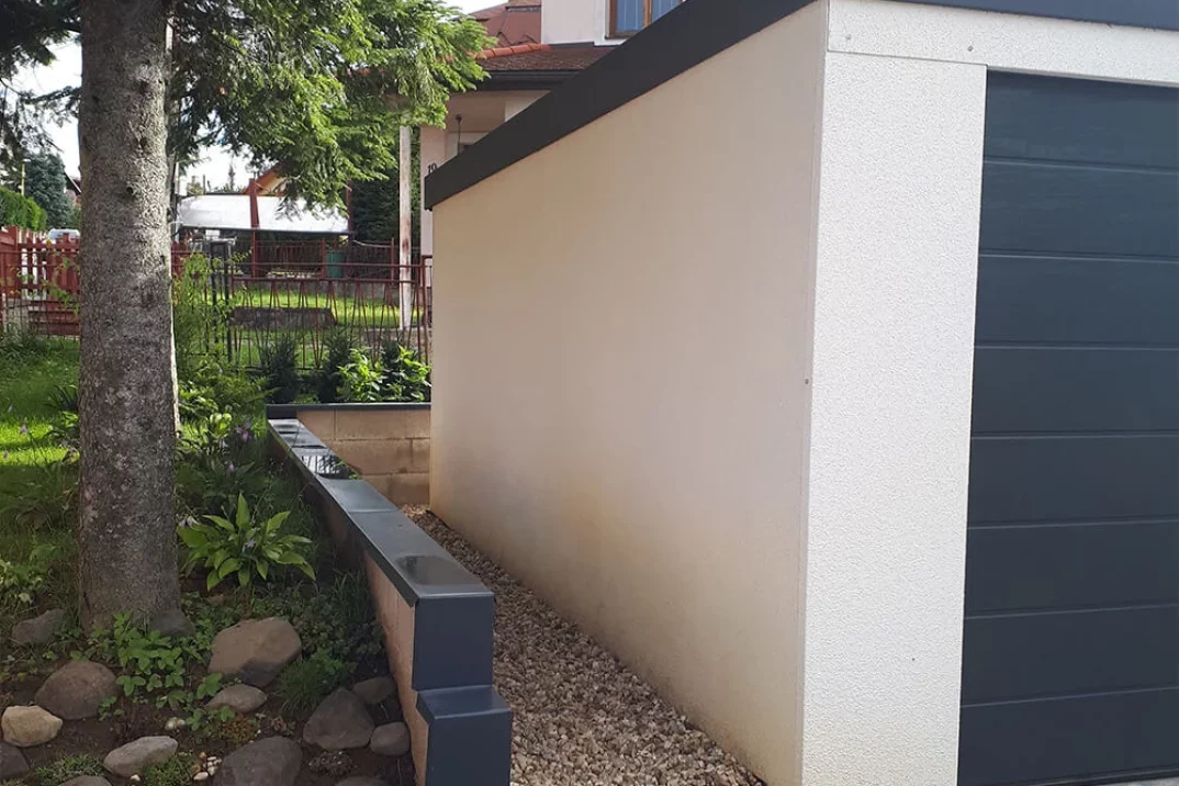 Garáž v bielej omietke zboku