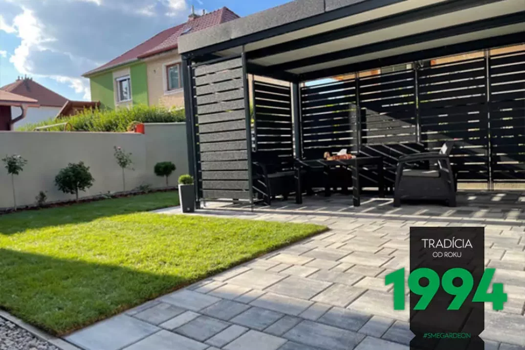 Posedenie pod pergolou s kovovými výplňami