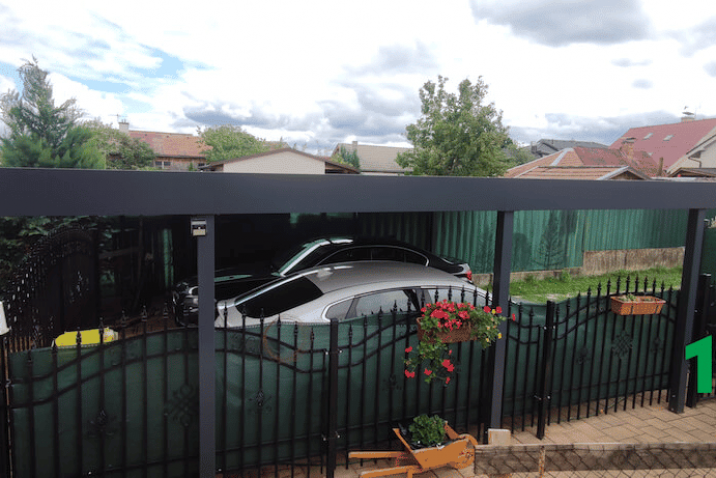 Prístrešok SIEBAU s dvomi zaparkovanými autami