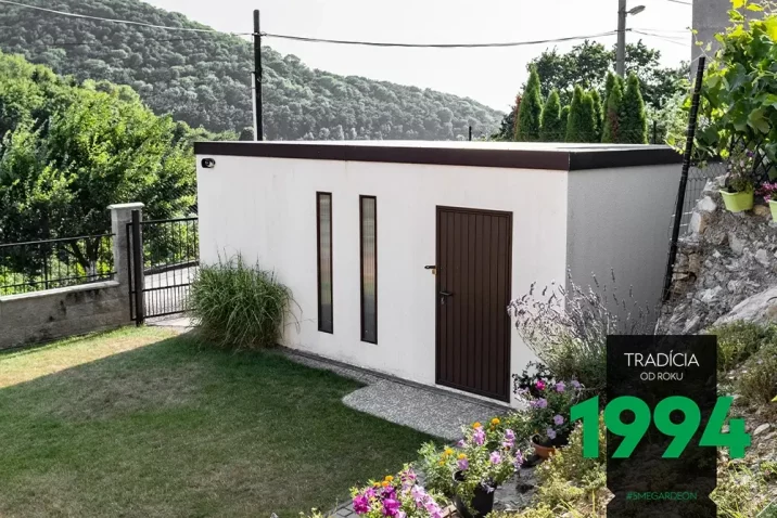 7-ročná dvojgaráž s hnedými doplnkami