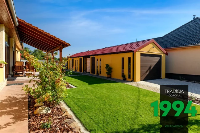 Atypická garáž v žltej omietke so sedlovou strechou