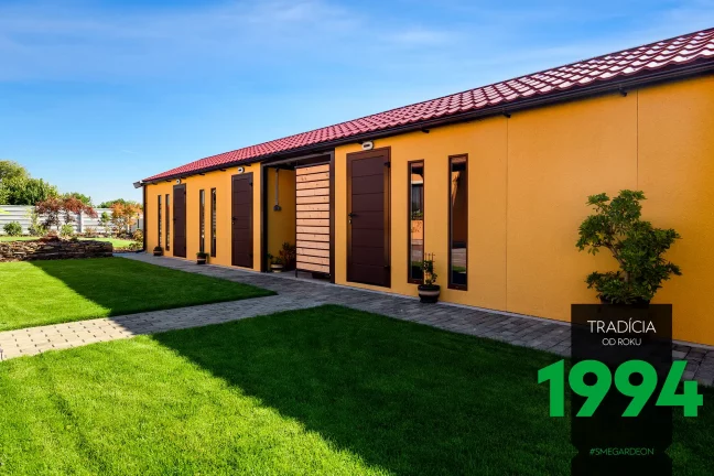 Atypická montovaná garáž v žltej omietke s hnedými doplnkami