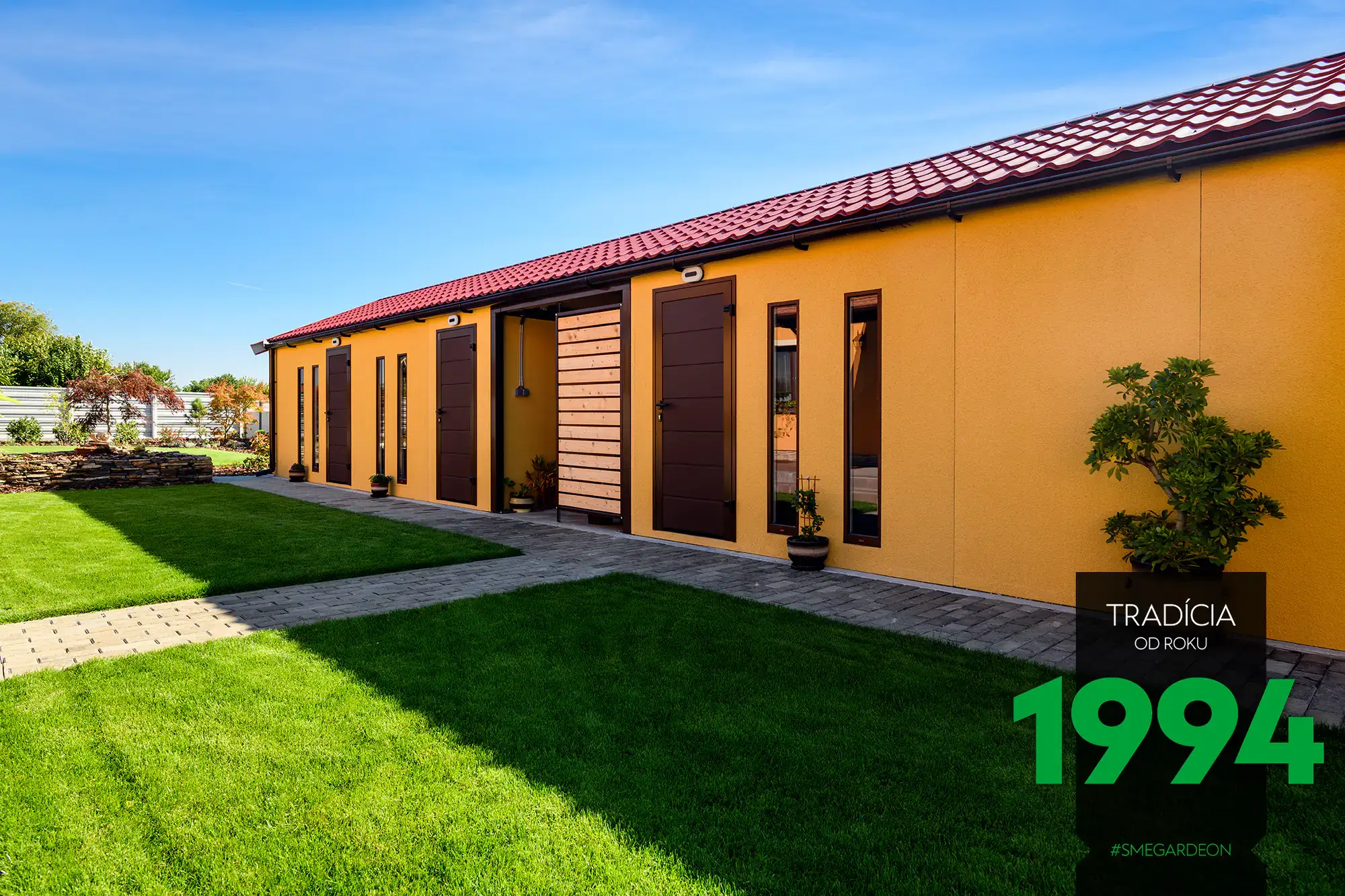 Atypická montovaná garáž v žltej omietke s hnedými doplnkami