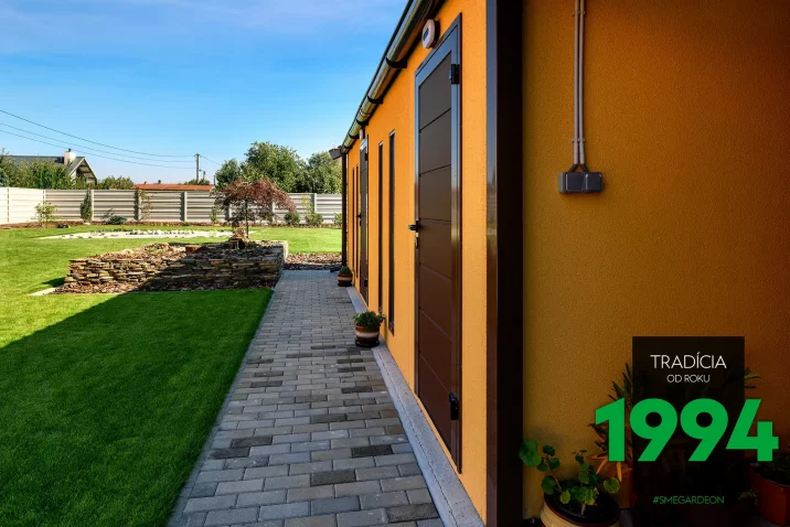 Atypická montovaná garáž s hnedými doplnkami