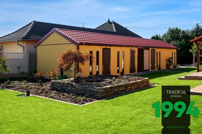 Atypická montovaná garáž v žlutej omietke s hnedými doplnkami a sedlovou strechou