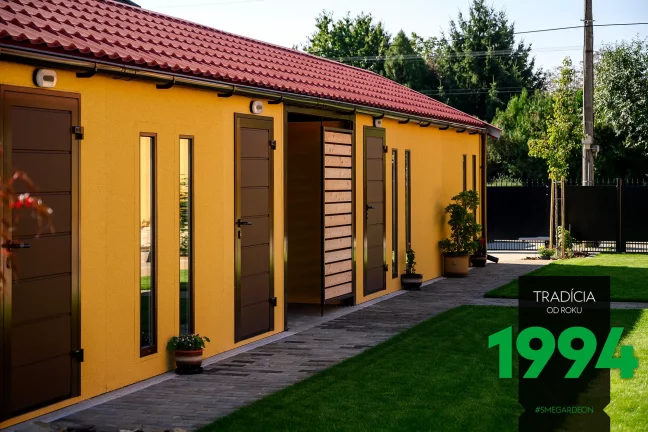 Atypická garáž s hnedými doplnkami