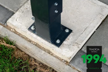 Detail na nosník ukotvený do podkladu