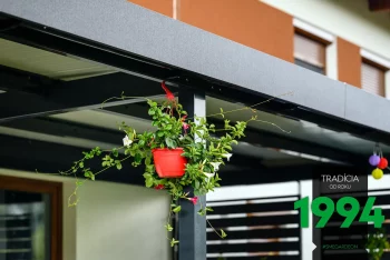 Kvetináč zavesený na nosníku pergoly