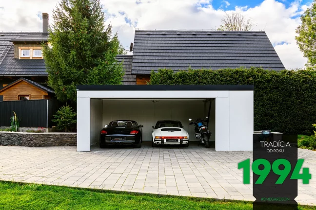 Zaparkované autá s motorkou v garáži