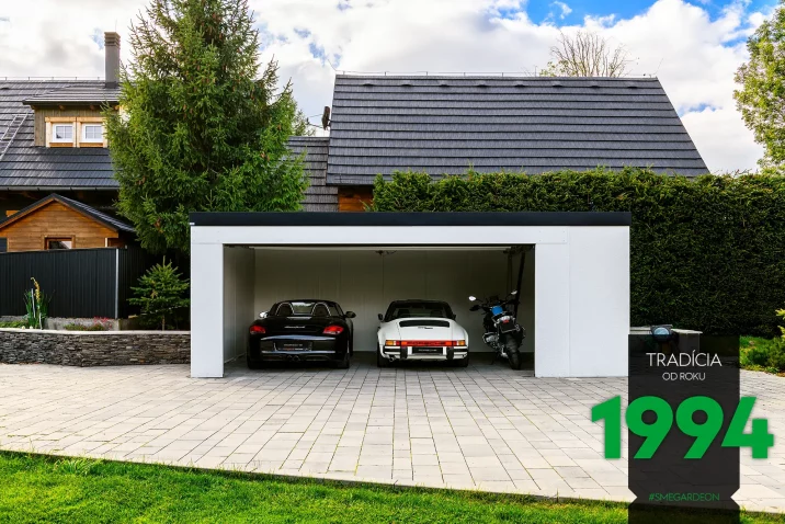 Zaparkované autá s motorkou v garáži