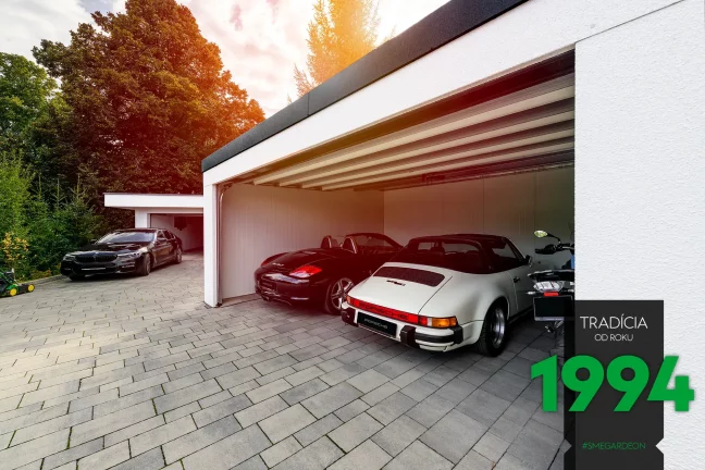 Autá v dvojgaráži v bielej omietke