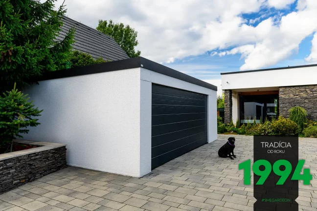 Pes pri dvojgaráži v bielej atike a s tmavou atikou
