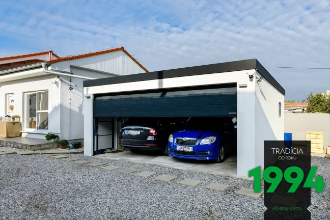 Zaparkované autá s polootvorenou bránou