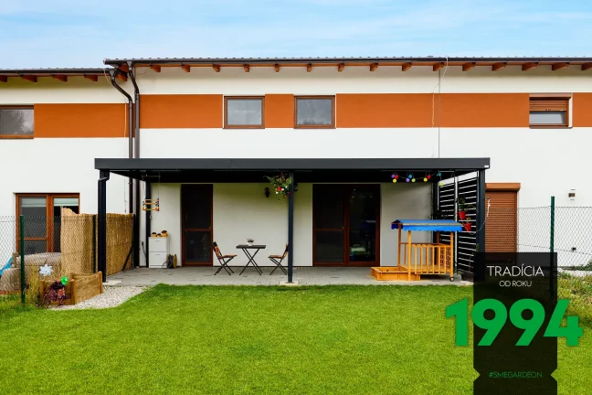 Drevená preliezka s posedením pod pergolou