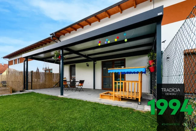 Drevená preliezka pod pergolou