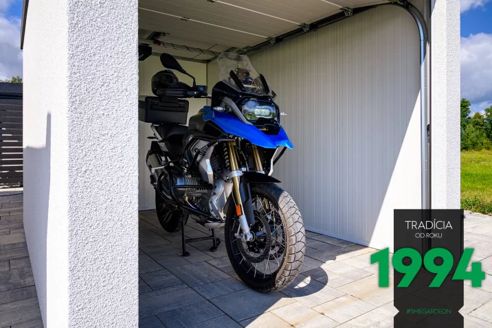 Motorka v garáži pre motorku v showroome