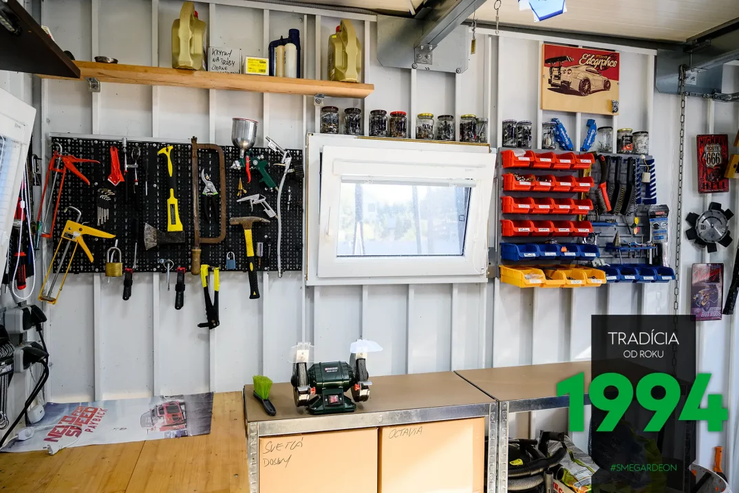 Otvorené okno v garáži