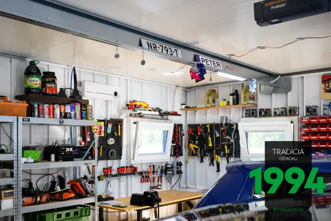 Detail na vnútro garáže