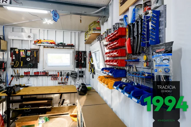 Kútik s náradím v garáži