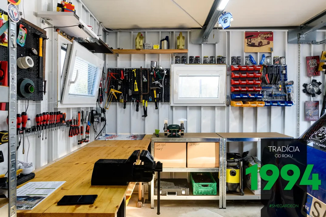 Stoly v garáži