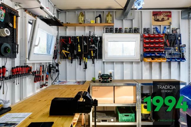 Vnútro garáže s náradím